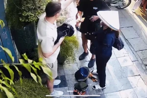 Du khách Tây 'choáng' vì nón lá bị hét giá 850.000 đồng trên phố Hàng Gai và cái kết