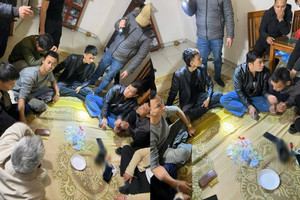 Kiểm tra, bắt quả tang 9 đối tượng trong một căn bếp, thu giữ tại chỗ 23.185.000 đồng và 1 bộ bài