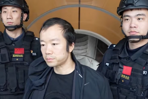 Trần Chí bị còng tay, bịt mắt áp giải về Trung Quốc, ‘núi Bitcoin’ hơn 11 tỷ USD có về tay Mỹ?