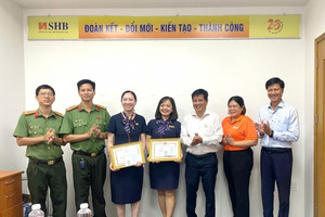 Bà H. đến ngân hàng SHB tất toán sổ tiết kiệm 1,1 tỷ đồng, nhân viên báo công an còn được tặng bằng khen