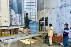 Chặn xe đầu kéo lúc rạng sáng, phát hiện hơn 10 tấn thực phẩm không giấy tờ