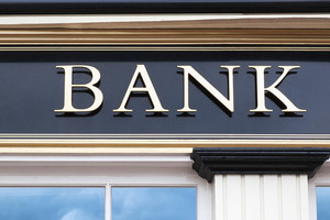 Giữa cuộc đua huy động, một ngân hàng bất ngờ hạ lãi suất