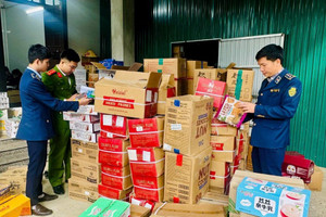 Kiểm tra một cơ sở, thu giữ 1.300 thùng bánh kẹo, rong biển không rõ nguồn gốc