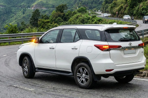 Tài xế có thể bị phạt lên đến 22 triệu và trừ 10 điểm bằng lái xe nếu chỉ chuyển hướng mà không bật xi-nhan