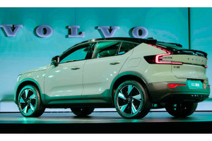 4 xe cứu hoả, 11 binh sĩ được huy động để dập tắt đám cháy từ chiếc xe điện là khởi đầu cho cuộc triệu hồi diện rộng của hãng xe lớn: Bắt đầu từ con số 0,02%