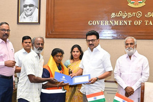 Nữ lao công nộp chiếc túi cũ chứa 450 chỉ vàng cho cảnh sát, 1 ngày sau được mời lên nhận thưởng