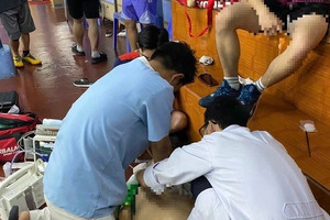 Huấn luyện viên cầu lông đột tử trên sân