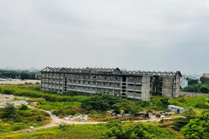 Ngôi trường 114 tỷ đồng bị bỏ hoang suốt 8 năm: Cỏ mọc um tùm, xi măng chất đống lối đi, phòng học bị vẽ bậy bằng hình thù dị dạng