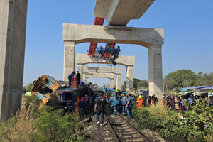 Tai nạn tại dự án đường sắt cao tốc 140.000 tỷ đồng do Trung Quốc hậu thuẫn: Cần cẩu sập cắt đôi toa tàu, 22 người thiệt mạng