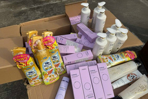 100 cảnh sát khám xét khẩn cấp nhiều cơ sở ở Ninh Bình, Hà Nội, thu giữ 25 tấn mỹ phẩm