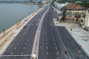 Đường ven sông gần 5km chính thức thông xe, căn nhà cổ trăm năm tuổi từng vướng quy hoạch vẫn 'sừng sững'