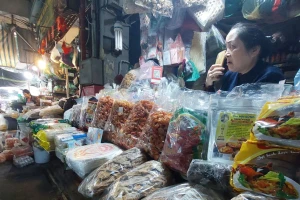 Đìu hiu chợ Tết, người mua lo ngại an toàn