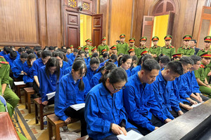 Kỷ lục: 100 bị cáo cùng 140 luật sư tham gia phiên tòa xét xử vụ phát hành gần 220.000 phiếu kết quả thử nghiệm giả