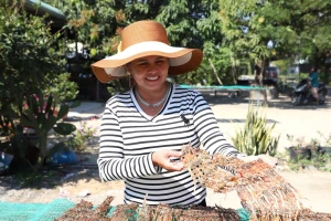 ‘Vũ nữ chân dài’ vào mùa đắt khách dịp Tết