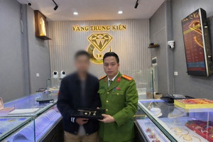 Anh N. đến cửa hàng bán vàng, chủ tiệm nhìn qua rồi báo ngay công an