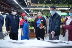 Kiểm tra đột xuất siêu thị MM Mega Market Thanh Xuân: Gà, cá, ếch tươi không ghi ngày sản xuất, hạn sử dụng