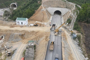 Chưa đầy 2 tuần nữa, chính thức thông xe hầm xuyên qua dãy núi chạy ra biển Đông: Nối thông 2 tỉnh hẹp nhất Việt Nam