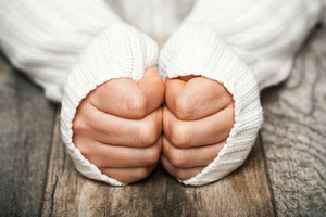 Đừng chủ quan khi tay chân lạnh buốt, đó có thể là dấu hiệu của các bệnh lý nghiêm trọng, đặc biệt phụ nữ sau 40 tuổi càng nên cẩn thận