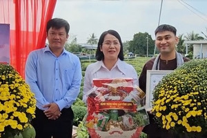 Bí thư Đảng ủy xã lên sóng livestream giữa ruộng hoa: Nhà vườn chốt đơn liên tục