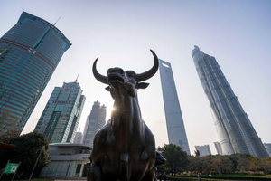 'Núi tiền mặt' 7.000 tỷ USD đang chảy vào vàng và cổ phiếu