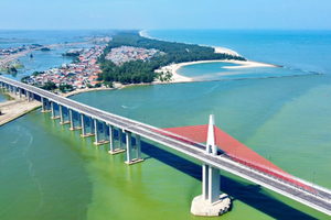 Chỉ vài tháng nữa, cây cầu dây văng vượt biển dài nhất miền Trung sẽ hoàn thành, kết thúc hơn 100 năm di chuyển bằng đò của người dân đôi bờ