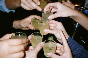 Gen Z 'quay lưng' với đồ uống có cồn, khiến 830 tỷ USD của ngành này 'bốc hơi' nhanh chóng