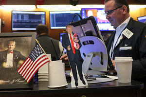 Chứng khoán toàn cầu đỏ lửa trước ‘đòn thuế’ mới của ông Trump