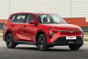 VinFast MPV 7: Cần số tích hợp vô lăng như xe sang, ưu tiên biển trắng, lột xác về trang bị