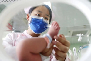 Khi trẻ em biến mất: Trung Quốc xoay trục sang robot, AI và “nền kinh tế bạc” để cứu tăng trưởng