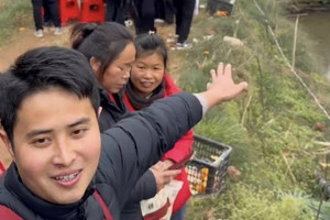 Chàng trai 29 tuổi mổ lợn, gói 10.000 bánh lá mời 4.000 người lạ ăn Tết