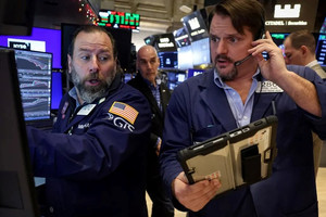 Dow Jones giảm gần 700 điểm, vàng phá kỷ lục mọi thời đại vì căng thẳng Greenland