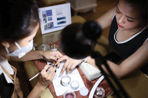Cận Tết, loạt nghề làm đẹp 'chạy hết công suất', thu nhập tăng gấp đôi