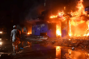 Cháy lớn ở trung tâm thương mại rộng hơn cả sân bóng đá, hơn 60 nạn nhân vẫn mất tích