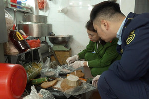 Kiểm tra căn nhà ở phố cổ Hà Nội, phát hiện cơ sở tuồn ra thị trường 300 tấn giò có chất cấm trong 3 năm