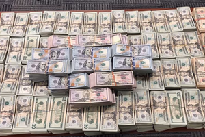 Khám xét khẩn cấp chiếc ô tô Nissan trên cầu, tịch thu đống tiền mặt trị giá 26 tỷ đồng của nữ tài xế