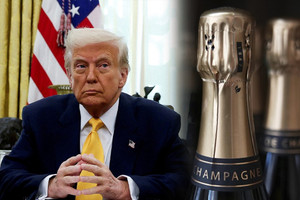 Ông Trump dọa áp thuế 200% với rượu vang Pháp, chuyện gì đây?
