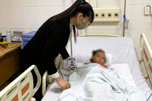 Nghi án mẹ đẻ cho 3 con nhỏ uống trà sữa pha thuốc diệt chuột