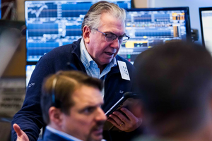 Thị trường toàn cầu rung chuyển vì ông Trump: USD lao dốc, Dow Jones 'bốc hơi' gần 900 điểm, chứng khoán châu Á đỏ lửa