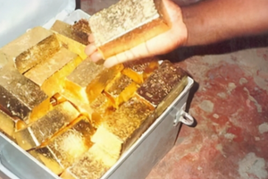 Bàn giao hòm vàng trị giá 75 tỷ đồng do nông dân phát hiện khi nhổ cỏ