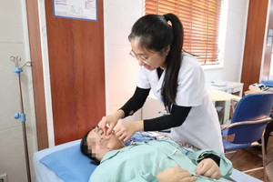 Ngủ dậy bỗng méo miệng, lệch mặt, không nhắm kín mắt: Bác sĩ cảnh báo bệnh dễ gặp khi trời rét