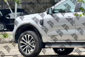 Lộ ảnh chiếc Ford Everest Platinum 'không giống ai' tại Hà Nội: Dùng máy xăng, sở hữu loạt trang bị chưa từng bán chính hãng trên toàn thế giới