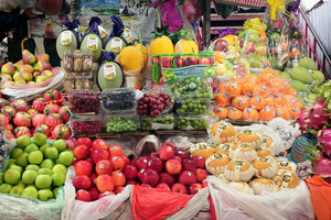 Trái cây 'nhà giàu' giờ thành hàng bình dân, phủ kín vỉa hè, chợ mạng với mức giá rẻ như rau