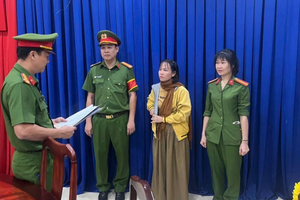 Khởi tố, bắt người phụ nữ buôn bán quần áo SN 1982