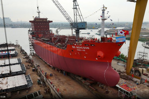 Dù đang làm thủ tục phá sản, công ty đóng tàu 42 năm tuổi vẫn kịp hoàn thành ‘cỗ máy’ nặng 13.000 tấn cho Hàn Quốc