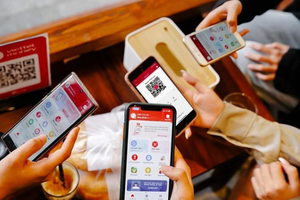Cuộc đua công nghệ thay đổi thói quen tài chính: Từ 'App Ngân hàng thông minh' đến 'Quầy giao dịch số 24/7'