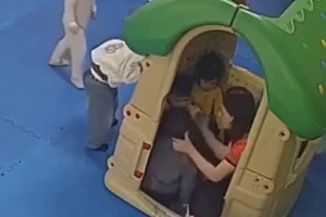 Đình chỉ nữ giáo viên mầm non N.T.B.