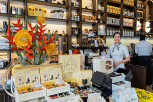 Ông Đặng Lê Nguyên Vũ khai trương cửa hàng Trung Nguyên Legend mới tại trục giao thông sầm uất bậc nhất Sài Gòn