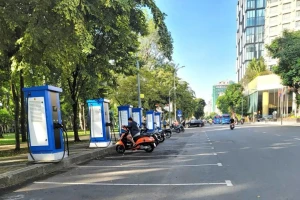 Tủ đổi pin xe máy điện trên vỉa hè ở TP.HCM sẽ dùng chung được nhiều hãng