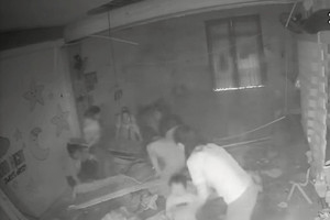 Trần thạch cao đổ sập đè trúng nhiều trẻ mầm non đang ngủ trưa