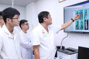 Thiếu niên 15 tuổi dập nát bàn tay vì pháo tự chế